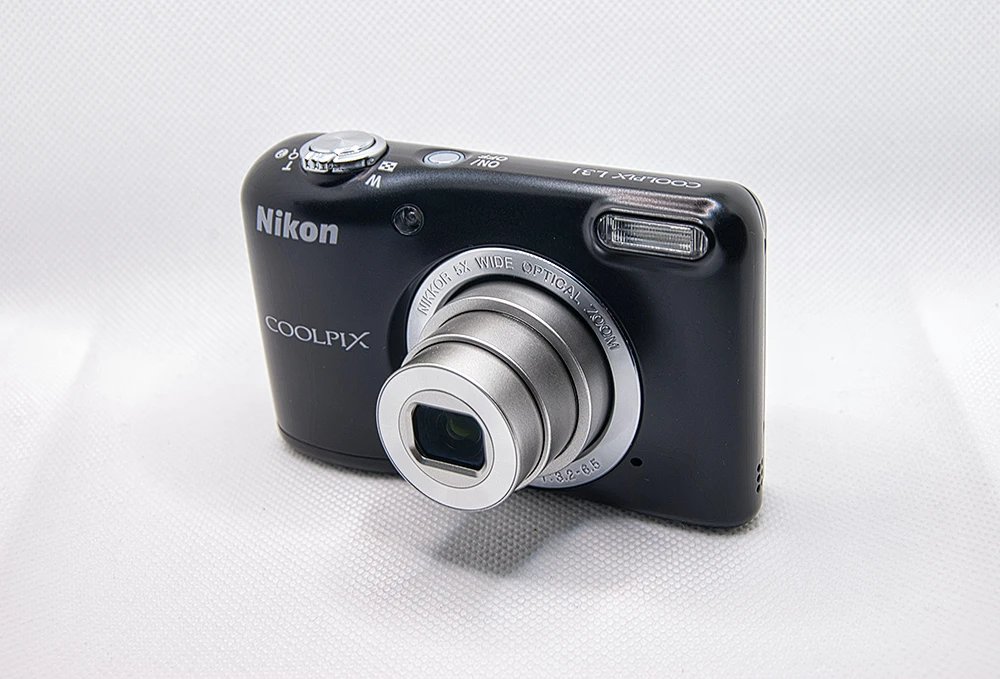 Appareil photo compact noir Nikon Coolpix L31 sur fond blanc