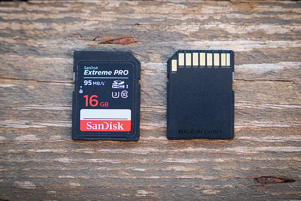 Deux cartes mémoires SanDisk Extreme Pro posées sur une table en bois