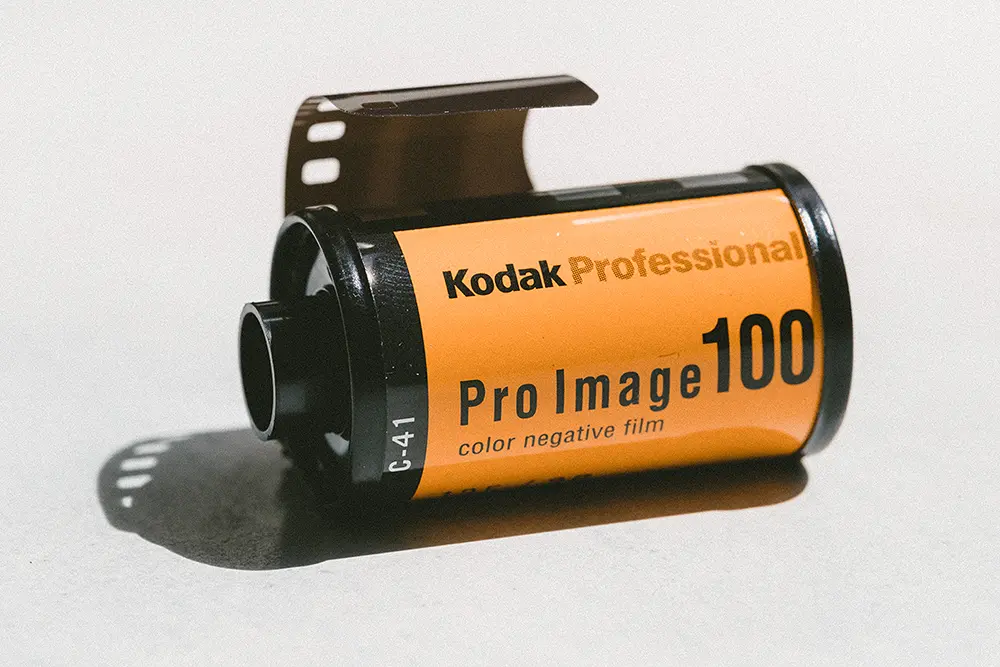 Pellicule photo Kodak jaune sur fond blanc